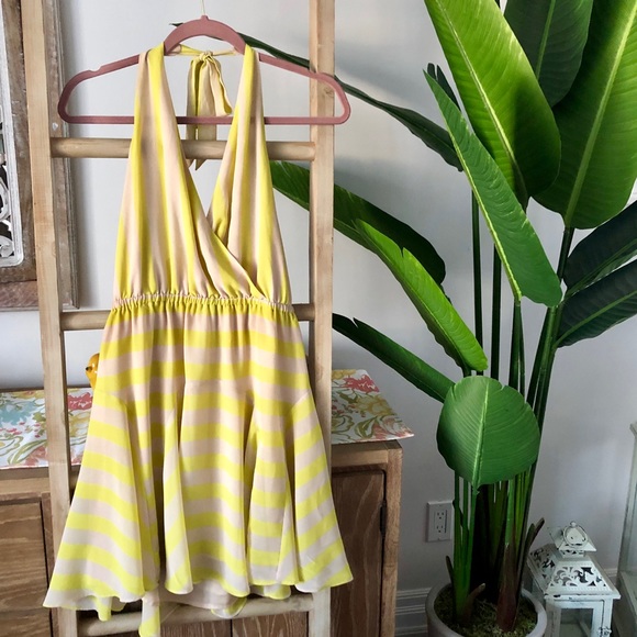 🍃Bebe mini halter neck yellow taupe dress